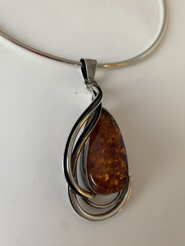 Klave i sølv med rav