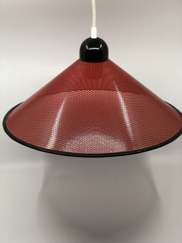 Taklamper i rødt og sort femtitallet