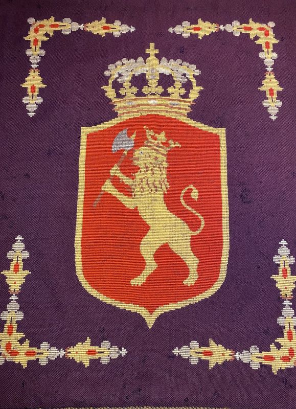 Brodert riksløve på ullstoff 