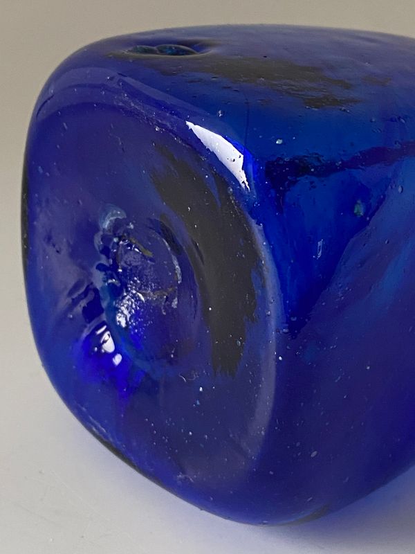 Koboltblå kunstglass i romersk stil 