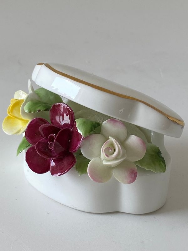 Miniatyrblomster i porselen  