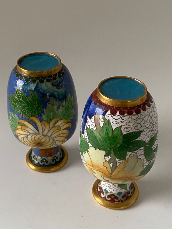 Et par små cloisonné vaser