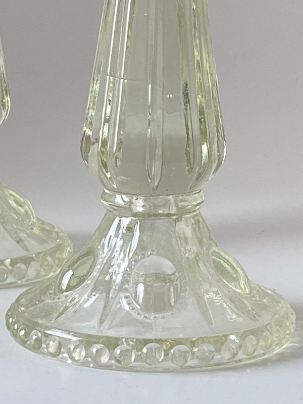 Høye lysestaker i pressglass 