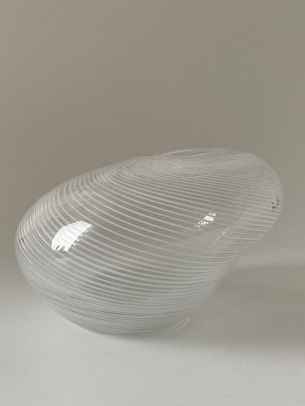 Kunstglass vase med asymmetrisk form 