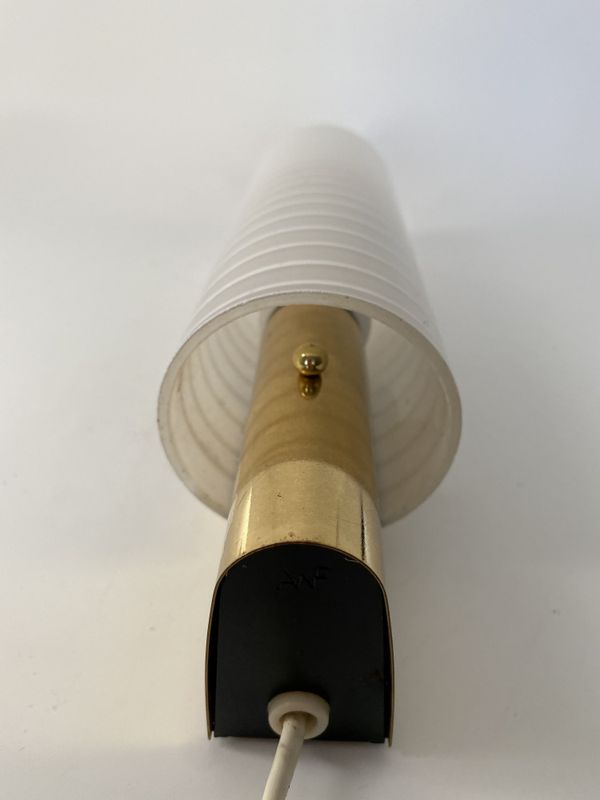 Elegant vegglampe i hvitt glass 