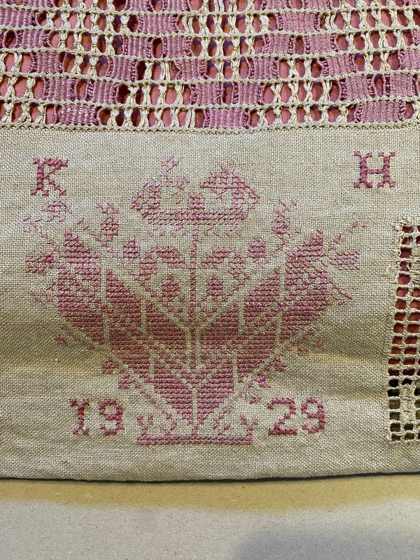 Nydelig gammelt brodert putetrekk 