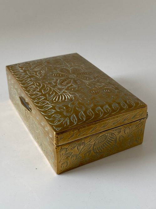 Hovedbilde Indisk messingskrin med blomsterdekor