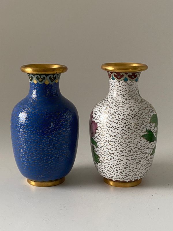 Et par små cloisonné vaser
