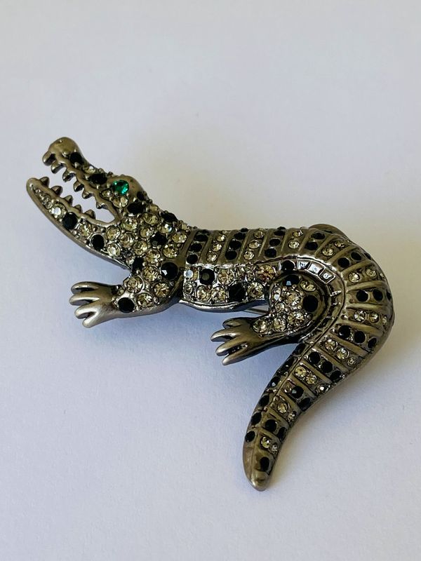 Krokodille brosje med glitrende steiner 