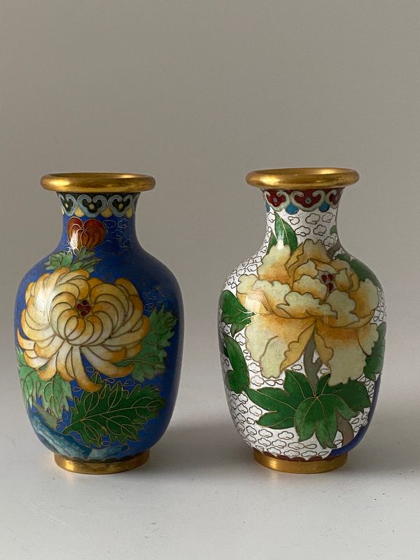 Et par små cloisonné vaser